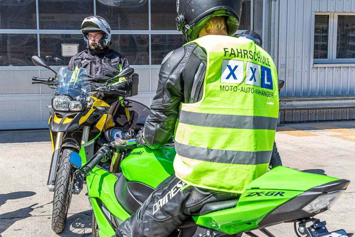 Praktische Grundschulung Motorrad bei der Fahrschule XXL aus Zug mit dem Fahrlehrer Richi Trinkler